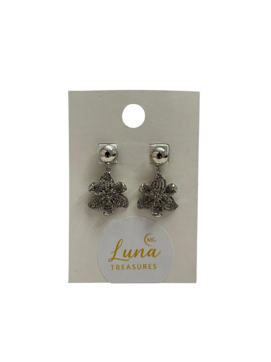 Oorbellen-groot-bloem-verzilverd